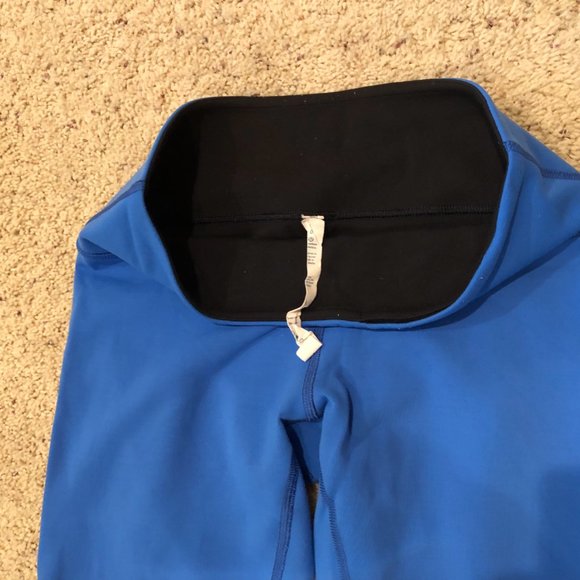 Lululemon mid rise Reversible blue/black 21" Crops size 6 EUC - Picture 4 of 5
